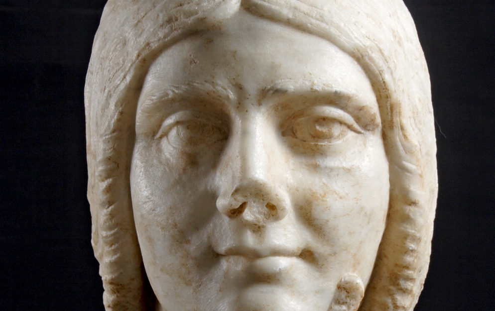 Lahit kapağı için yontulmuş kadın portresi. MS. 3. Yüzyıl